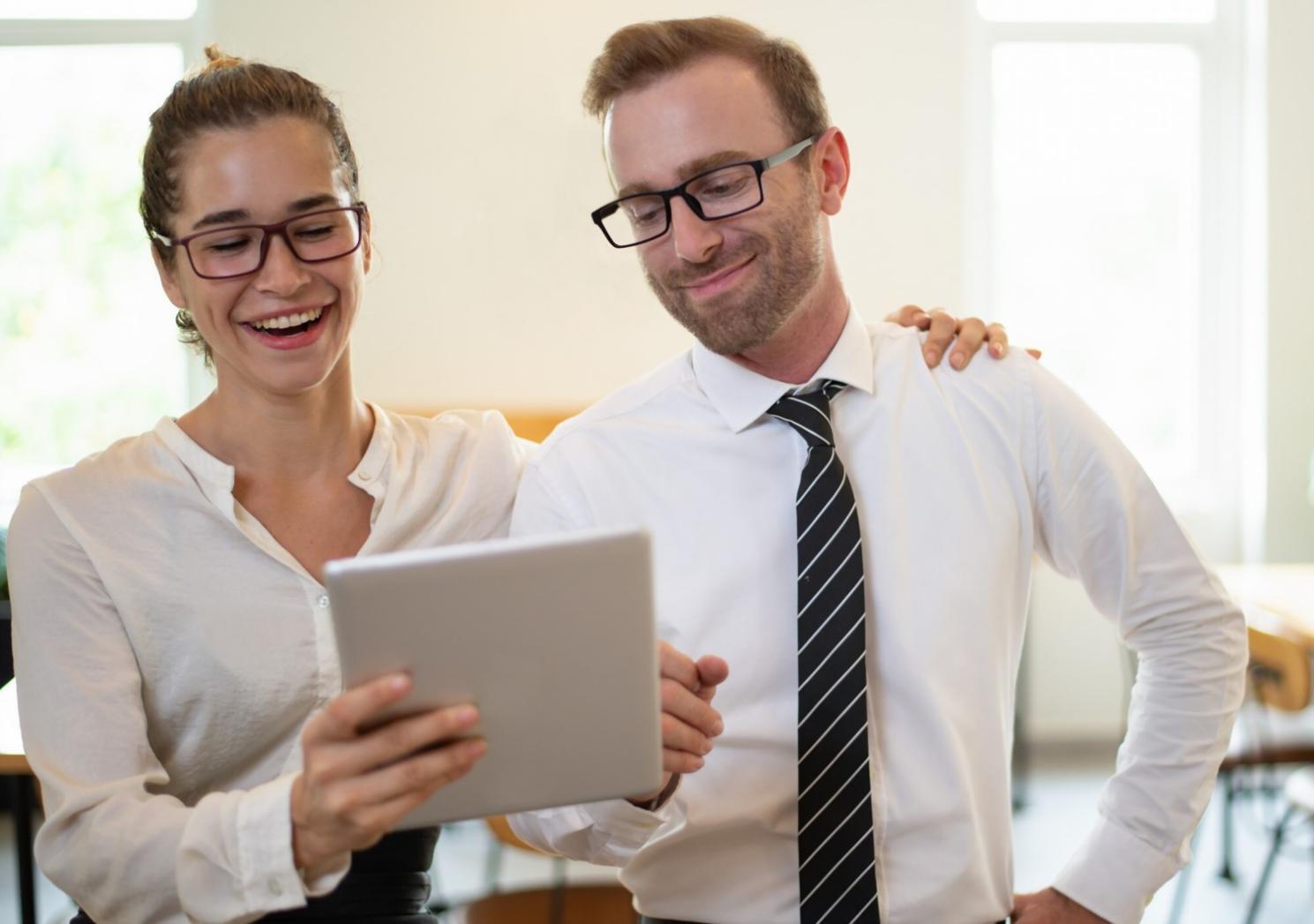 Espacio de trabajo con herramientas de análisis financiero y planificación estratégica