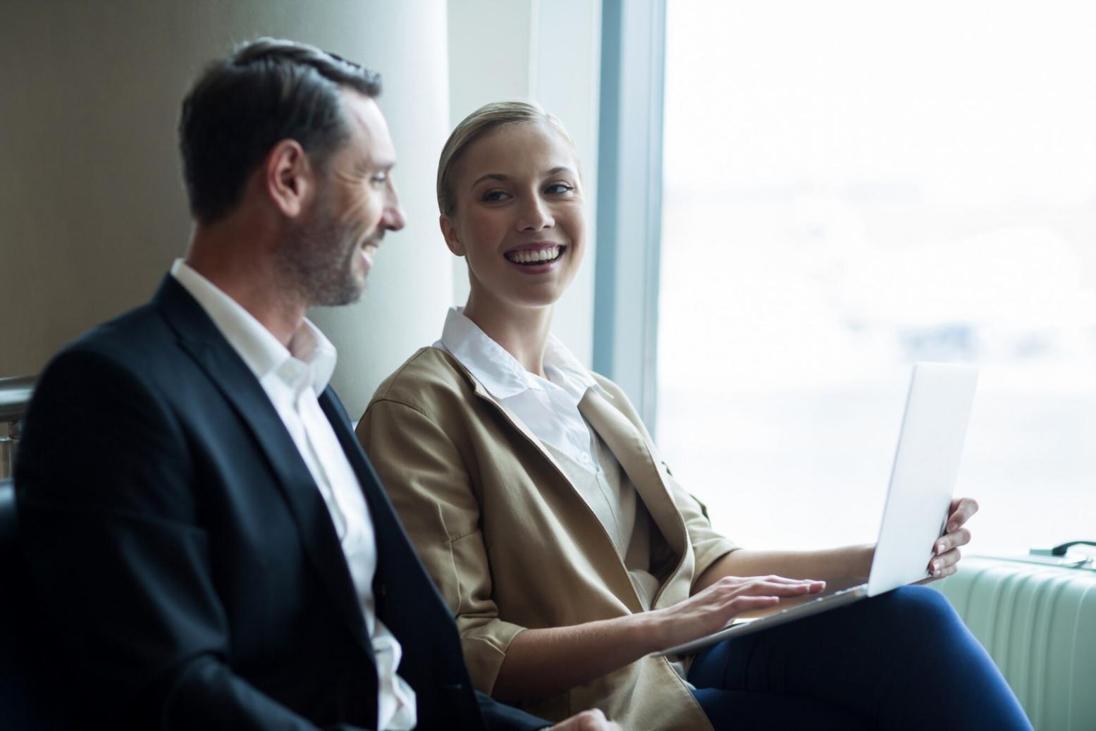 Equipo de profesionales financieros trabajando en estrategias personalizadas